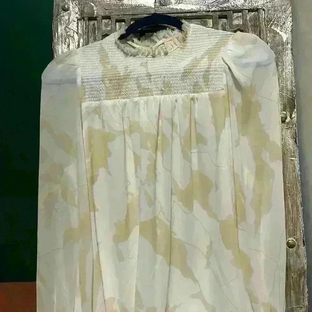 Elie Tahari blouse size med. never worn and  absolutely gorgeous boho 🌼🌺🍓
